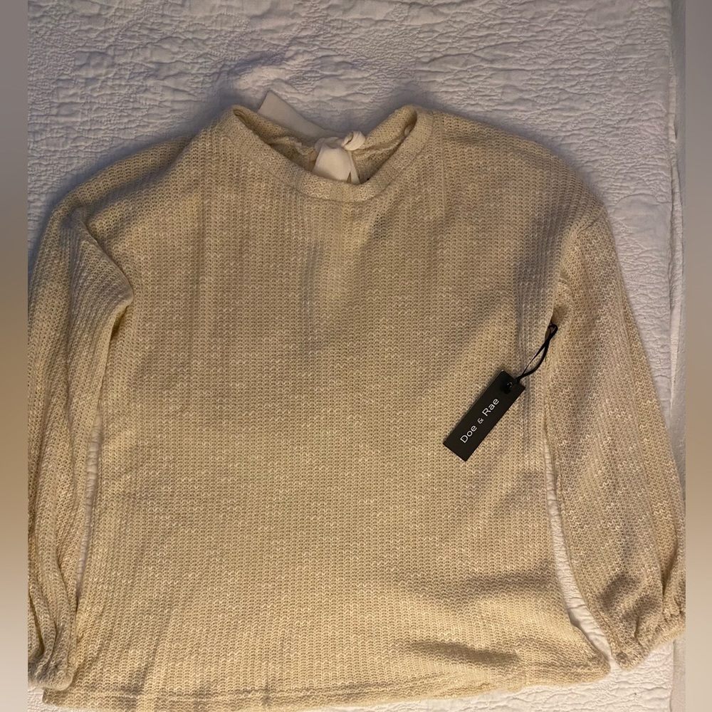 Women’s sweater by Doe and Rae. NWT. Vanilla cream‎ color. Size M.